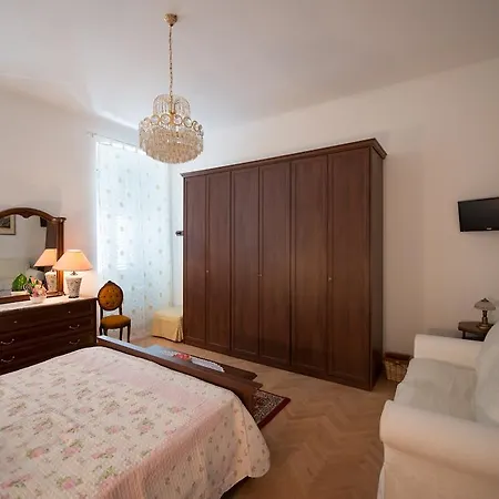 לינה וארוחת בוקר Antico Borgo Teresiano 4*