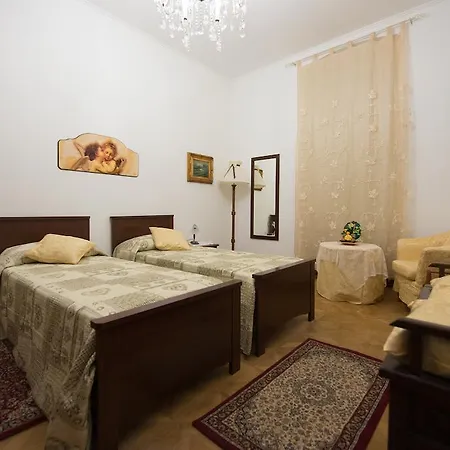 לינה וארוחת בוקר Antico Borgo Teresiano 4*